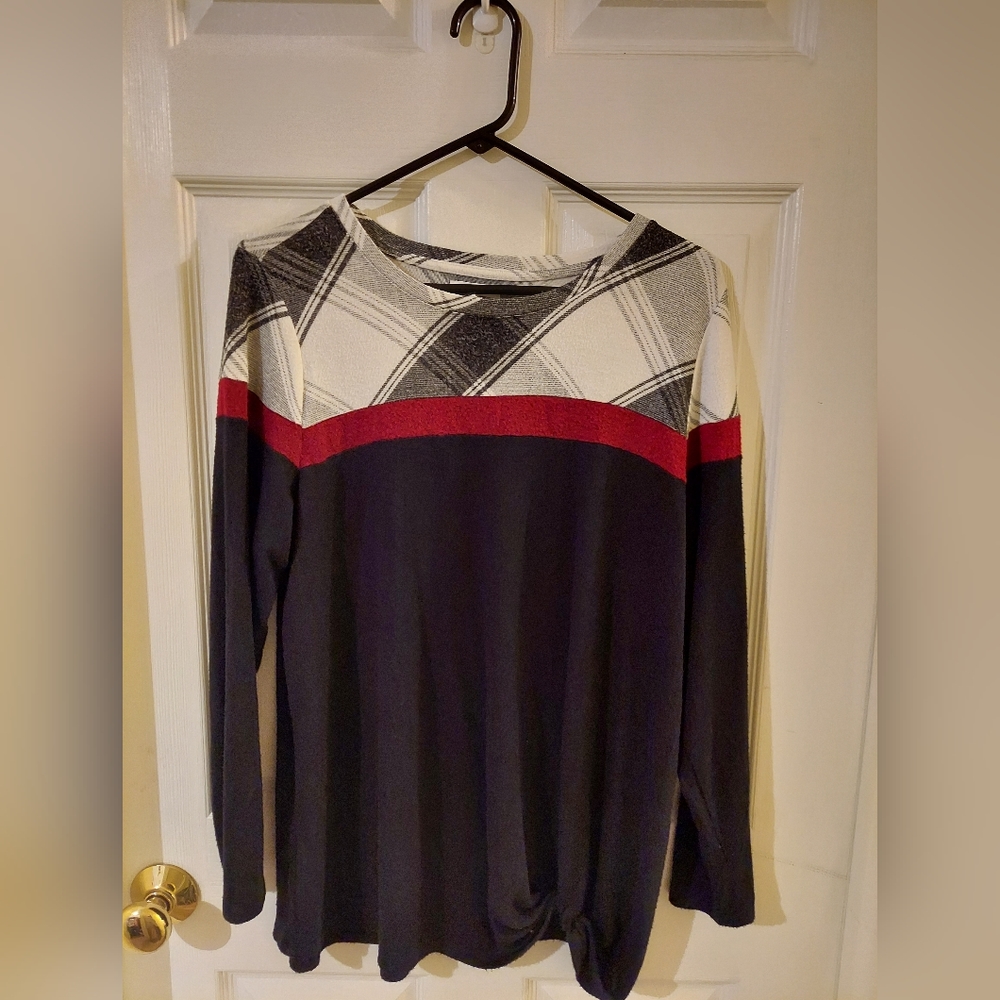 Womens Maurices Colorblock Black, White. And Red Top Size 0X Gentle Worn